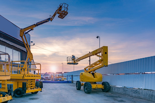 
Boom Lifts (Articulating / Telescopic)